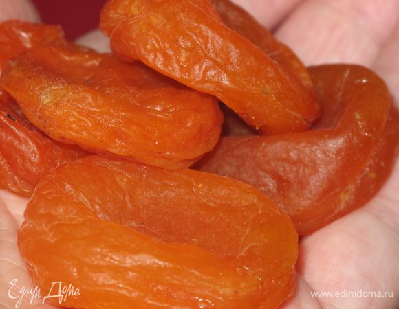 Нагреть духовку.Смазать формочки маслом и обсыпать манкой или мукой.
У меня осталось как раз пол стакана джема из кураги(сделанного ранее). Вам советую взять ярко-оранжевой кураги(кажется она вкуснее),залив немного водой ,запечь в микроволновке минут 15-20.Сахар по вкусу.Взбить блендером до однородности.Остудить.