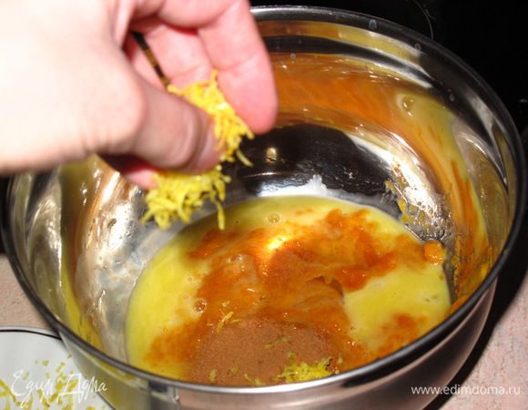 Отделите белки от желтков.Желтки поместите в посуду с джемом,корицей и цедрой.