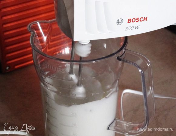 Белки взбейте в плотную пену.