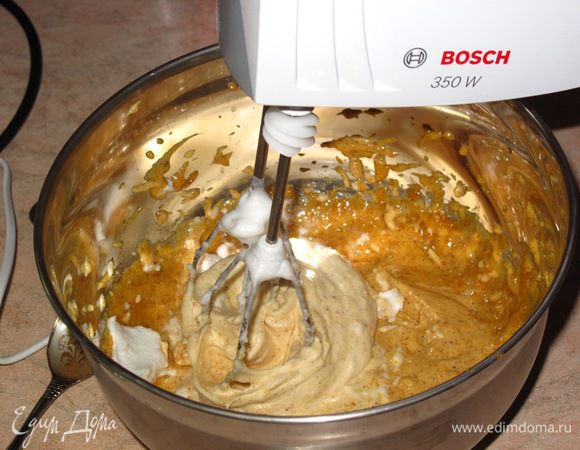 Затем взбейте массу с желтками и аккуратно введите в неё белки.Перемешайте.