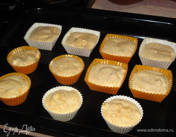 Разложите суфле по формочкам и выпекайте 15 мин. при180*.Я подлила в противень немного воды для паровой бани(можно и без неё)