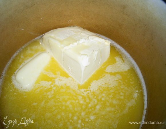 В небольшой кастрюльке растопим маргарин.