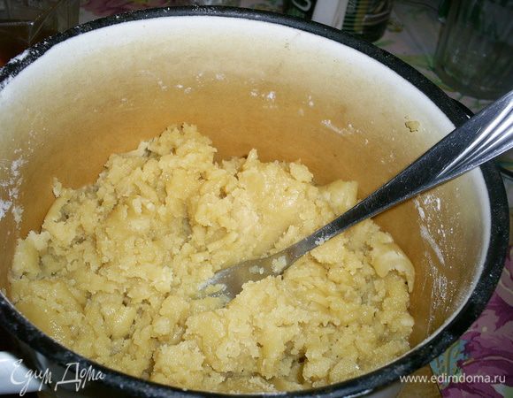 В горячий маргарин высыпаем муку и быстро размешиваем вилкой.