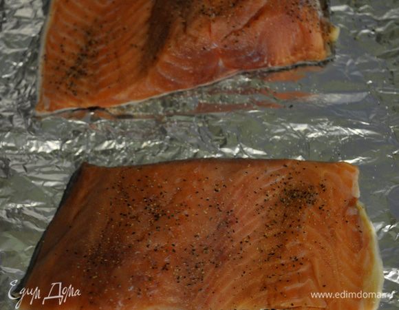 Разогреть духовку до 230гр.
Выложить семгу на противень/можно на фольгу или без/ посолив и поперчить и поставить в духовку на 15мин.до потемнения рыбы.