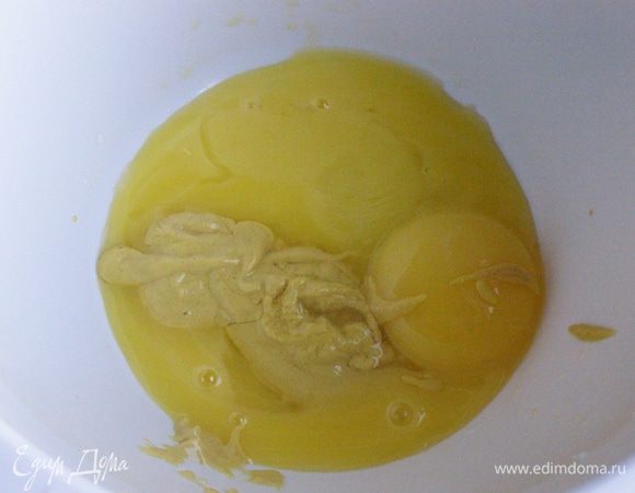 Желтки взобьем с горчицей и 1 ч ложкой уксуса