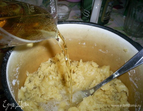 В полученную массу вливаем пиво...