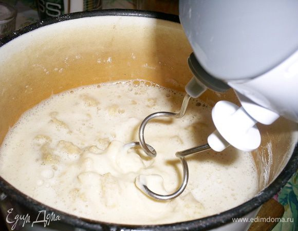 ... и тщательно вымешиваем миксером. 