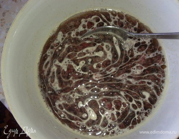 смешать холодный чай,сахар, варенье, добавить соду, затем - растительное масло. Всё "запенится", помешивать при этом. 