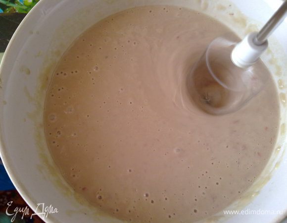 Затем добавить муку, всё смешать до однородности миксером. получается консистенция не густая. Добавить чуток бадьяна.