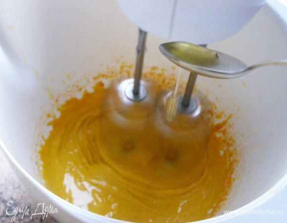 Теперь постоянно взбивая, будем добавлять масло по капле (примерно первые 100 мл масла). Миксер работает на 1-й скорости