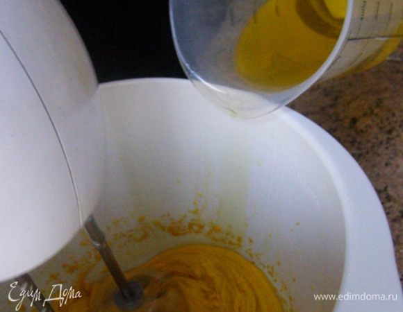 Через некоторое время можно вливать масло тонкой струйкой, при этом постоянно взбивая