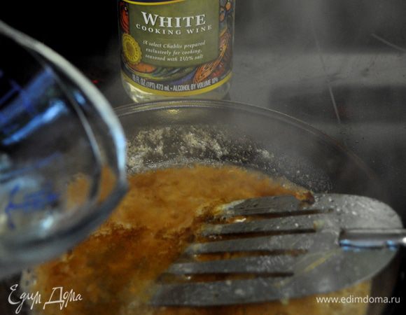 В небольшой сковороде растопить слив.масло,добавить муку, перемешать,примерно 1мин.Добавить вино,довести до кипения и тут же убавить огонь готовить еще 8-10мин.
Добавить в соус шнитт лук, соль и перец и перемешать.