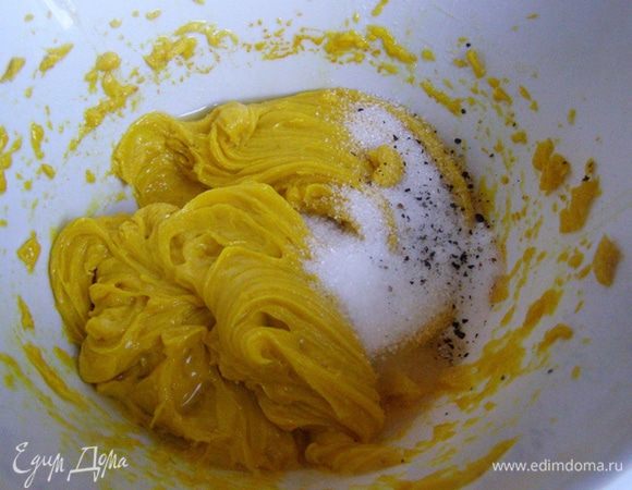 Теперь вмешаем в соус сахар, соль, оставшийся уксус и свежемолотый перец