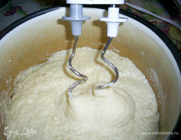 Тесто должно получиться тягучим, а по консистенции как очень густая сметана или чуть гуще. 
Накрываем кастрюльку пищевой пленкой и отправляем ее в холодильник минимум на два часа. (Если вы все сделали очень быстро и тесто еще горячее, пожалейте холодильник  - дайте кастрюле остыть до комнатной температуры.)
Тесто в холодильнике загустеет и станет похожим на пластилин. С ним ничего не случится, если оно простоит там значительно дольше, можете оставить его на ночь.