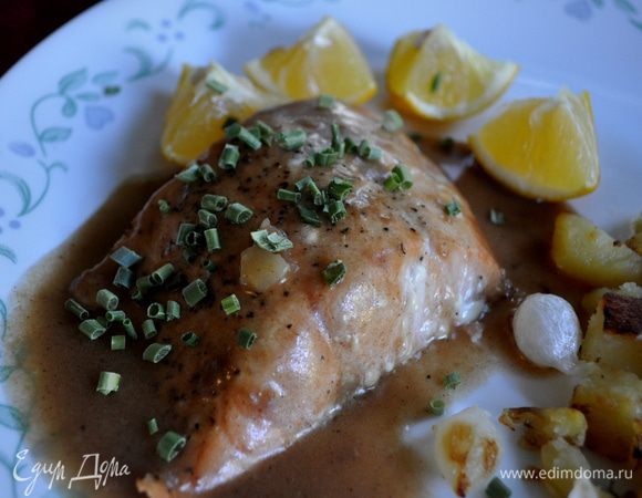 На готовые кусочки вылить соус и подавать с гарниром.