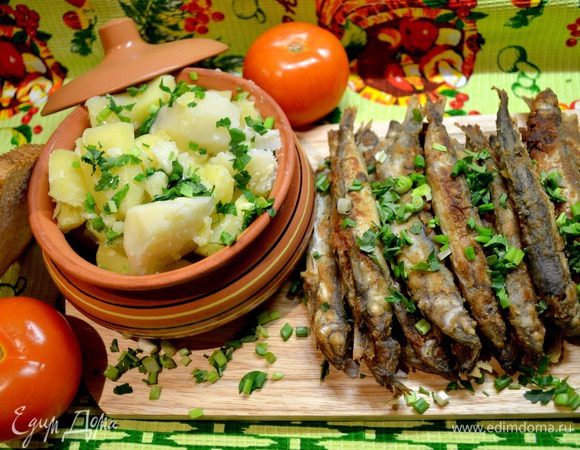 Отвариваем картошку.
В это время мойву посыпаем солью,пряными травами,чёрным молотым перцем,обваливаем в муке и обжариваем с 2х сторон в масле.Готовую рыбку сразу выложить на салфетку чтоб лишнее масло впиталось в салфетки.
В готовую картошку добавить сливочного масла и зелени.