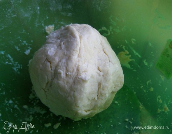 Приготовим тесто по рецепту http://www.edimdoma.ru/recipes/35812. Муку разотрем с маслом и маргарином. Добавим соль и воду. Быстро перемешаем. Завернем в пленку, оставим на полчаса