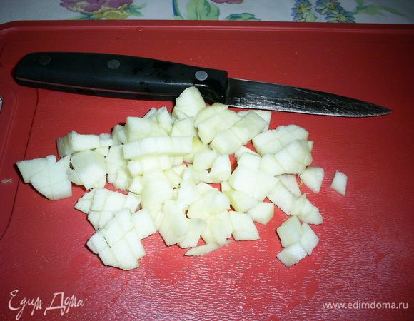 Примерно за полчаса до того, как соберетесь заниматься пирожками, приготовим начинку. Яблоки очистим и удалим сердцевину, нарежем их мелкими кубиками.