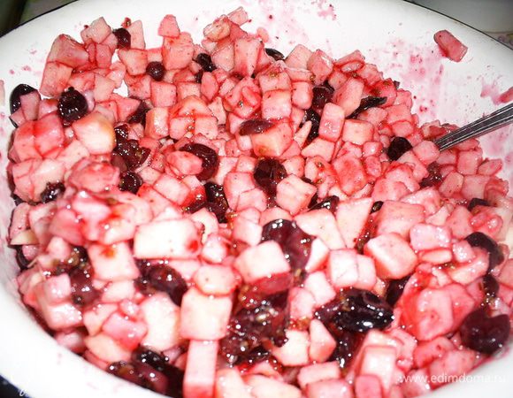 Перетираем смородину с сахаром (у меня была замороженная), добавляем к яблокам и оставляем настояться. 