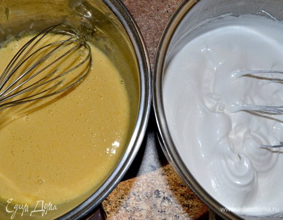 Готовим бисквит:
мука - 1 стакан (100 г+50),
яйца -4-5 шт,
сахар(я блендером измельчаю) -1 стакан (180 г+20)
Белки отделить от желтков.
Желтки растереть венчиком с 0,5 стакана сахара .
Ввести в желтки с сахаром просеянную муку и перемешать до однородности.
В отдельной миске, при помощи миксера, взбить белки. Сначала взбивать медленно, затем увеличить скорость до максимальной и взбивать до тех пор, пока при наклоне миски белки не будут выливаться из миски.
Не прекращая взбивание, небольшими порциями ввести оставшийся сахар.1/3 часть взбитых белков добавить к желткам, смешанным с мукой, и аккуратно перемешать, не круговыми движениями, а поднимая тесто слой за слоем, снизу-вверх.
Ввести оставшиеся белки и также аккуратно перемешать тесто снизу-вверх.

Можно и таким способом на скорую руку бисквит приготовить:
Яйца взбить миксером в пышную пену.
Затем, постепенно добавляя сахар, взбить до образования густой пены.
Постепенно добавлять просеянную через сито муку и аккуратно перемешивать тесто ложкой, поднимая слой за слоем, пока не вберет в себя муку.

Затем я разделила массу на две части,в первую добавила молотые орехи,во вторую изюм с курагой.
Затем слои аккуратно выложить в смазанную маслом и присыпанную мукой .
Выпекать бисквит 25-40 минут в нагретой до 180-200°C духовке.

Готовый и остывший бисквит делю напополам,пропитываю коржи сиропом(у меня был шиповника)и взбитой творожной массой.Бисквит украшаю взбитой творожной массой со сливками.Нарезаю яблоко кубиками,груши пополам и карамелезую ,даю остыть и украшаю торт.Затем готовлю карамель из 2хстоловых ложек песка...ловлю момент остывания и быстрыми движения с ложки поливаю груши и у нас получится сладкая паутинка!!