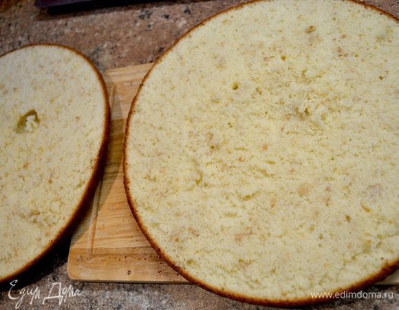 Готовый и остывший бисквит делю напополам,пропитываю коржи сиропом(у меня был шиповника)и промазываю взбитой творожной массой со сливками.