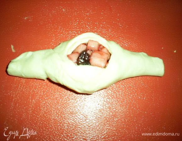 Так же поступаем с другим краем. Слегка прижимаем "хвостики" пирожка.