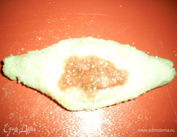 Обмакиваем пирожки верхней стороной в смесь сахара с корицей (не любите ее- можете не класть).