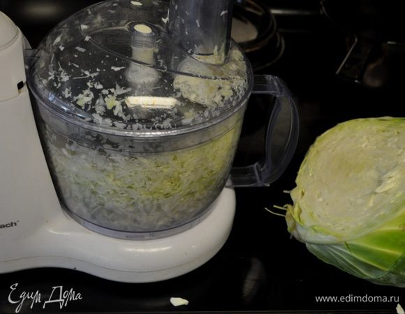 Капусту порубить ,морковь через терку/или используйте кухон. комбайн. Лук колечками.Сладкий перец порезать.