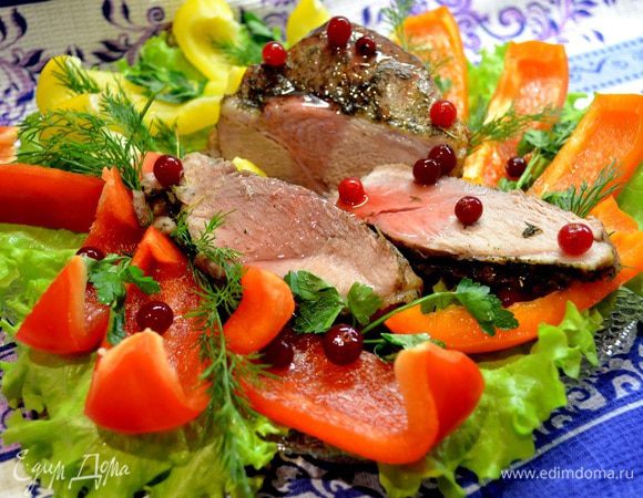 Клюквенный соус:
100 г воды, 25 г клюквы, 15 г сахара, З г картофельного крахмала. Ягоды перебрать, вымыть,растолочь.Я использую замороженную ягоду,заготовленную на зиму.
Выжимки залить водой, вскипятить и процедить. В отвар добавить сахар, разведенный в воде крахмал и вскипятить. Так же готовим соус из красной и черной смородины, земляники и другой ягоды.
Праздничный ужин готов за 2,5часа..по желанию отварите картошки.