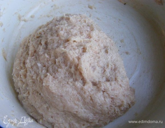 К фаршу добавим сметану, соль перец, прованские травы. Выбьем