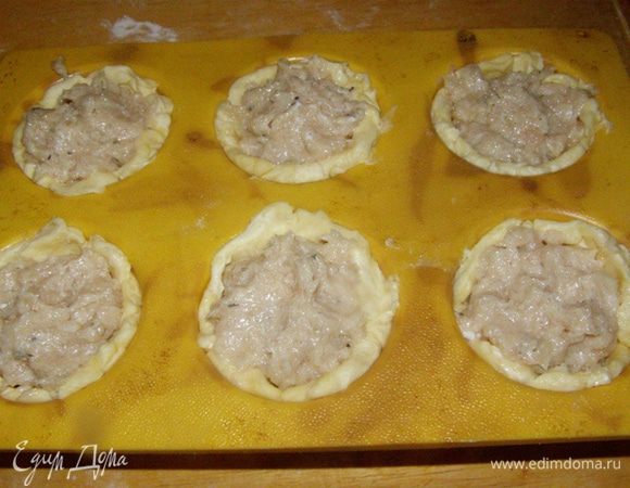 Заполним их фаршем. Выпекаем в заранее разогретой до 220 градусов духовке первые 20 минут при 220 градусов, затем 10 минут при 230-240 градусов до красивого колера