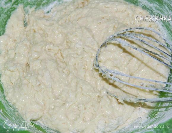 Вводим в миску муку и размешиваем, чтобы не было комочков.