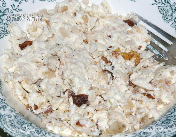 Добавляем плавленый сырок и разминаем вилкой, чтобы курица с сыром стала более-менее однородной массой.