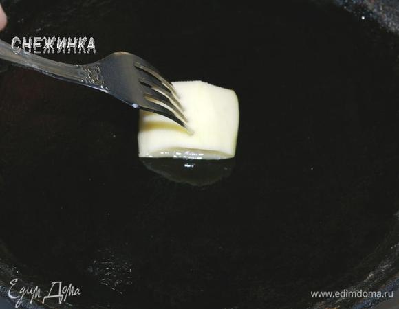 Можно приступить к жарке блинов. Выпекать следует на хорошо разогретой сковороде, смазывая растительным маслом. В качестве подмазки использовала кусочек очищенного сырого картофеля.