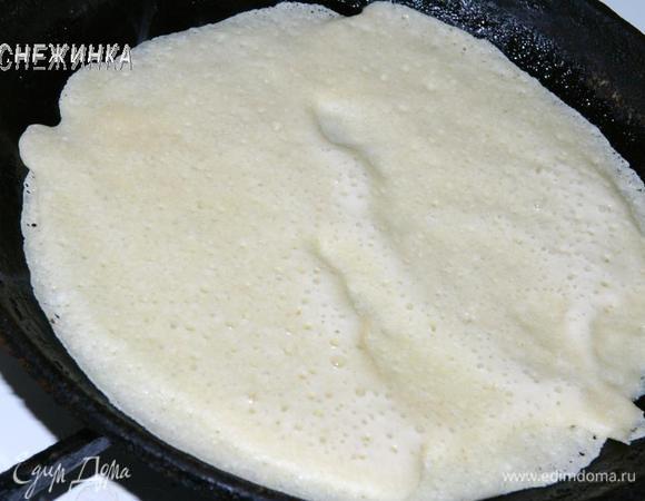 Выпекаем тонкие блинчики с одной стороны.