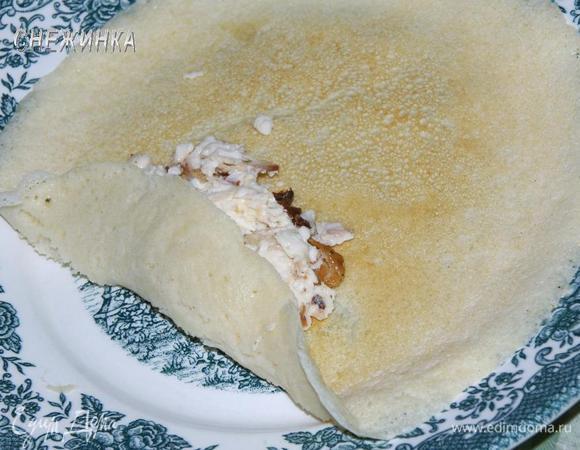 На поджаренную сторону блинчика кладем куриную начинку.