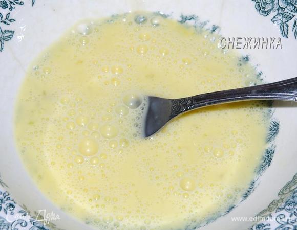 В мисочке слегка взбиваем яйцо с молоком.