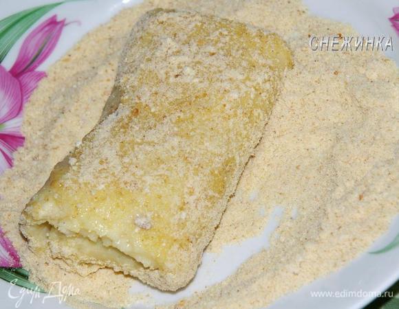 Затем в панировочных сухарях.