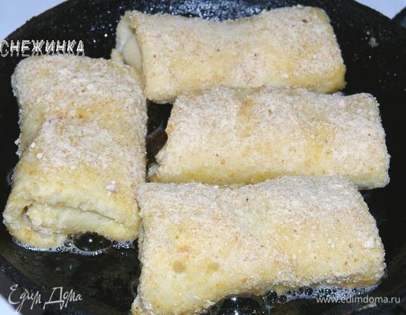Так поступаем со всеми блинчиками, на которые хватило начинки. Затем обжариваем на растительном масле с двух сторон.
