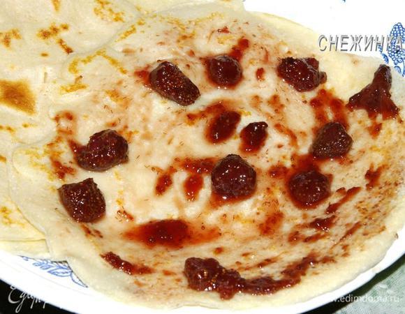 Для сладкого варианта выпекаем оставшиеся блинчики с двух сторон. С одной стороны смазываем по всей поверхности клубничным вареньем.