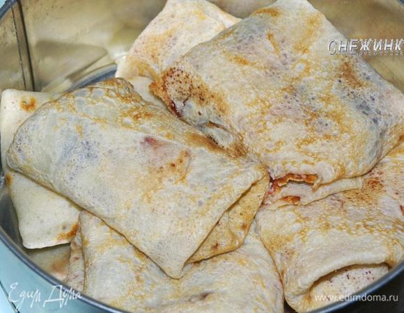 Заворачиваем все блинчики. Укладываем в форму.