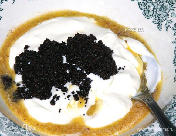 Приготовим соус как в рецепте сырников: http://www.edimdoma.ru/recipes/31429. Мак залить небольшим количеством кипятка, чтобы вода была на уровне зерен, и дать ему распарится. Масло сливочное растопить, добавить сахар, корицу, сметану и мак. 