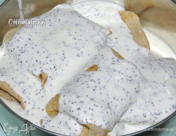 Залить блинчики соусом…