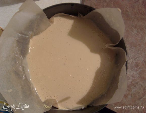 Смешать яйца, воду, мед (я все делала в кухонном комбайне). Добавить муку с разрыхлителем. Разделить тесто на две части и поочередно выпекать коржи в разъемной форме, предварительно выстеленной бумагой для запекания и смазанной сливочным маслом