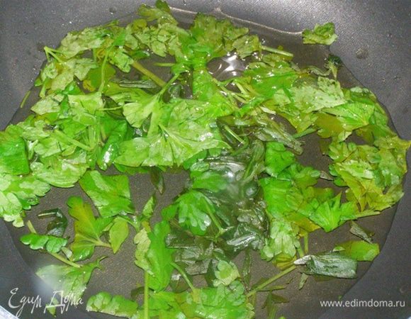 Пока корзиночки выпекаются, приготовим крем. Мелко порежем эстрагон и петрушку, выложим их в сотейник или маленькую сковороду, зальем уксусом и вином и поставим на средний огонь. Выпарим жидкость на половину.