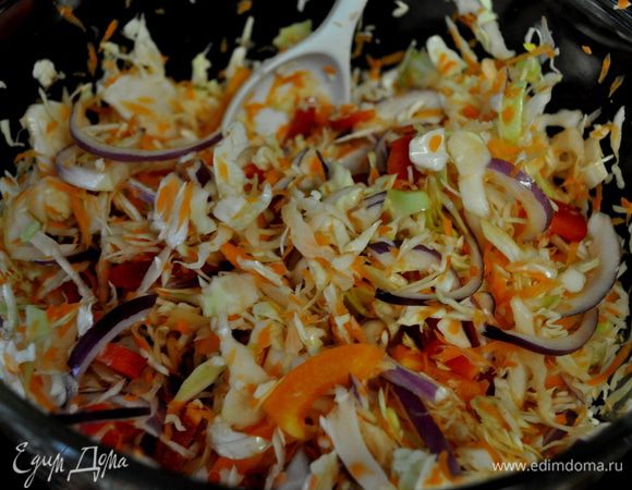 Все овощи положить в глубокое стекл. блюдо и перемешать.