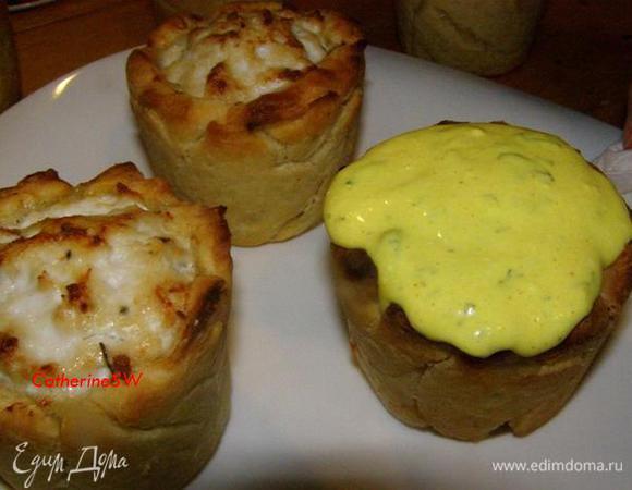 Достаем их из форм, украшаем кремом. Хорошо, если у вас параллельно выпечке корзинок варились щи.....