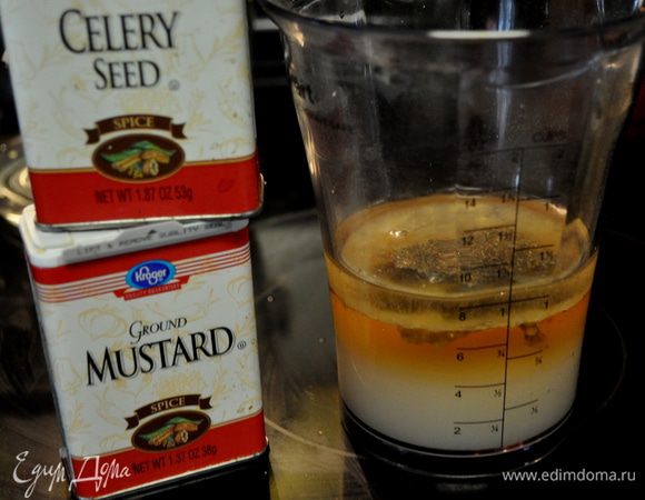 Сделать заправку в отдельном блюде,смешать все перечисленные ингридиенты.