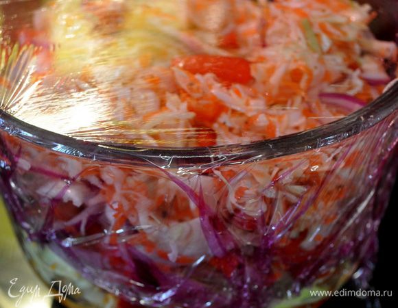 Добавить заправку к овощам и все перемешать.Поставить в холодильник как минимум на 3 часа.Хранить в хол-ке в закрытом виде!