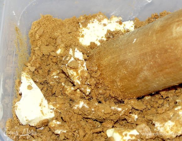 Печенье растолочь или измельчить в блендере.Соединить со сливочным маслом комнатной Т.